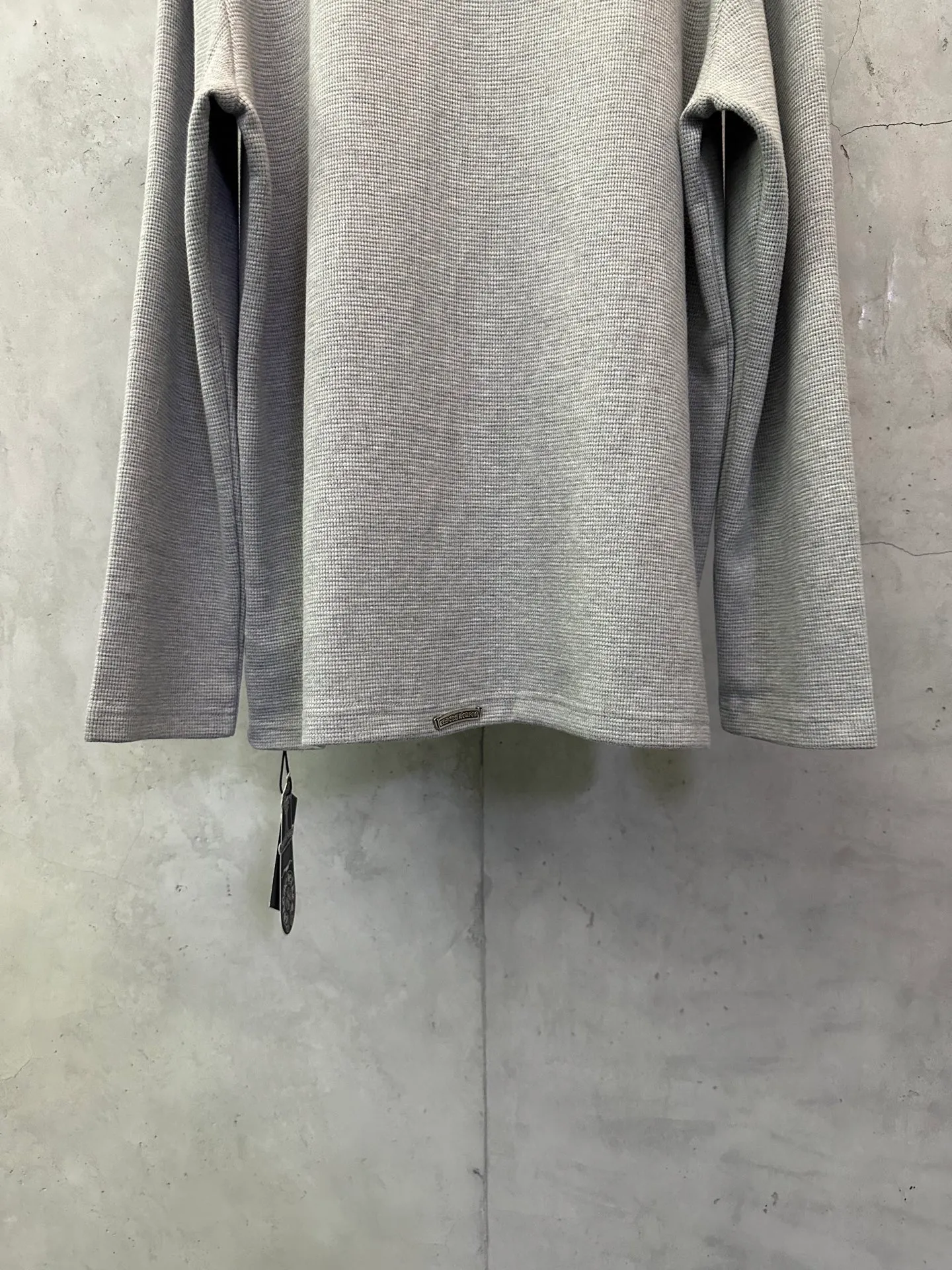 P390 Chrome Hearts patchwork leather Henry collar waffle long-sleeved T. Fabric: Made of 350g cotton waffle double-layer material. Differentiating low weight, cutting corners and non-pure cotton market products), a lot of effort has been put into the fabric, hardware and craftsmanship. The top quality in the market and industry benchmark are only owned by a few people. The overall wiring is straight and delicate, the fabric is comfortable and soft, and the color is consistent without color difference. Customized hardware, thread, accessories, plate alignment, same style for men and women -Color: black gray -Size: S M L